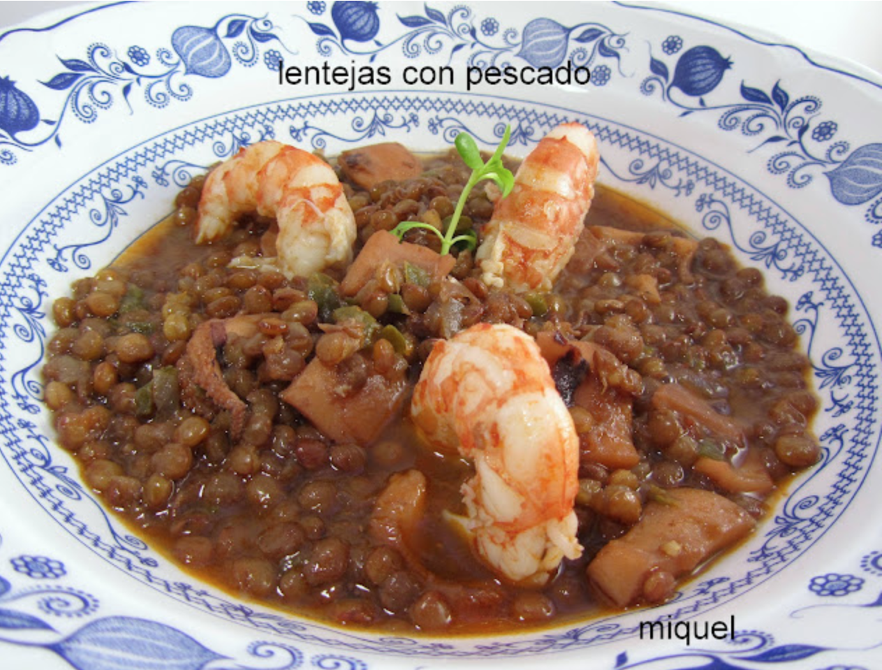 Ensalada de pimientos asados atún y huevo con lentejas con pescado y marisco